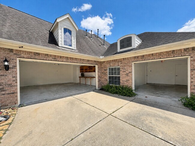 Building Photo - 3301 Elm Creek Dr