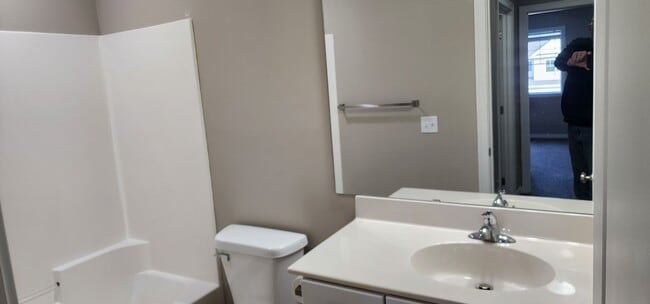 Building Photo - Beautiful 2 Bedroom 1 Bath End Unit Townhouse