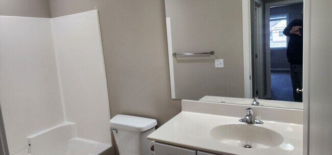 Building Photo - Beautiful 3 bedroom 3 bath  Townhouse