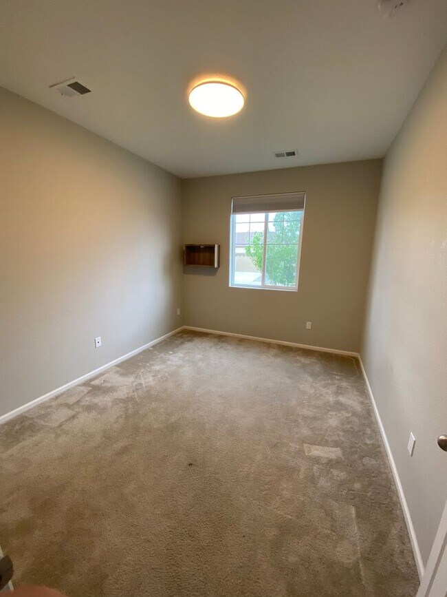 Building Photo - 4 bedroom 3 bathroom Single Family House in Aurora