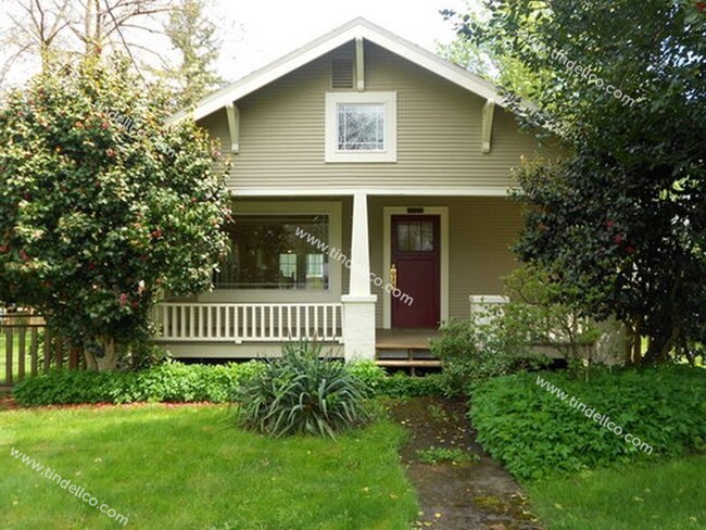 Primary Photo - 3 Bedroom Milwaukie Bungalow On Large Corn...