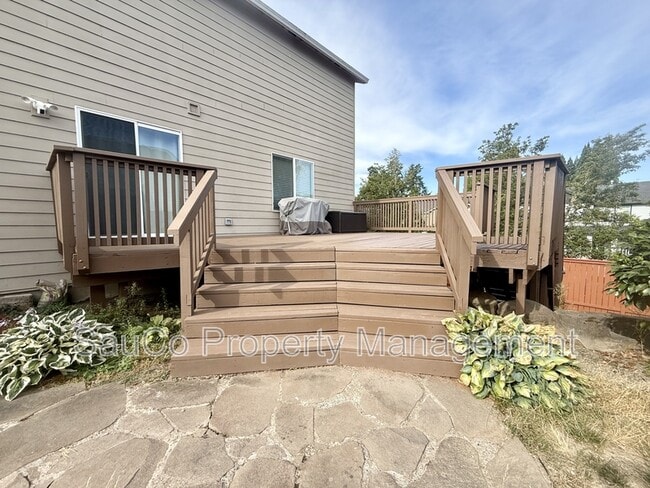 Building Photo - 623 NE Summerfield St
