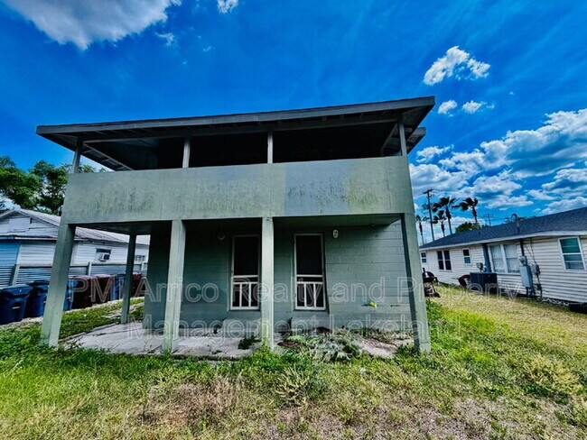 Building Photo - 1002 Avenue E