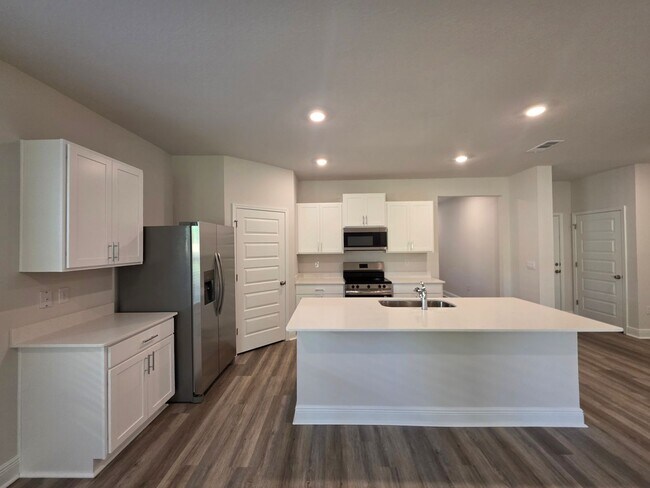 Building Photo - Brand new 5BR/3BA with Amenities Galore