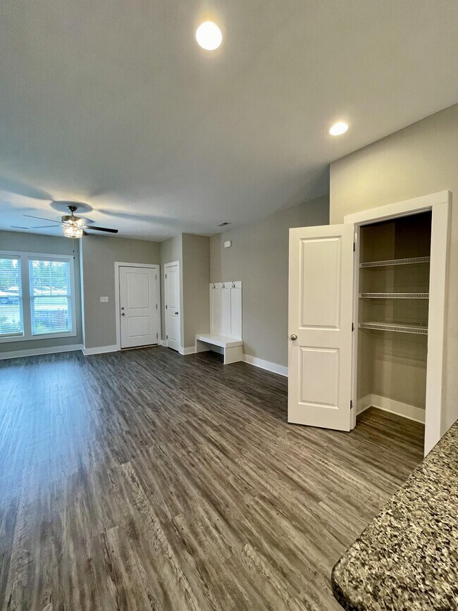 Building Photo - 93 Warwick Dr