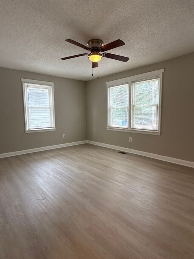 Building Photo - 1376 Lockwood Dr SW