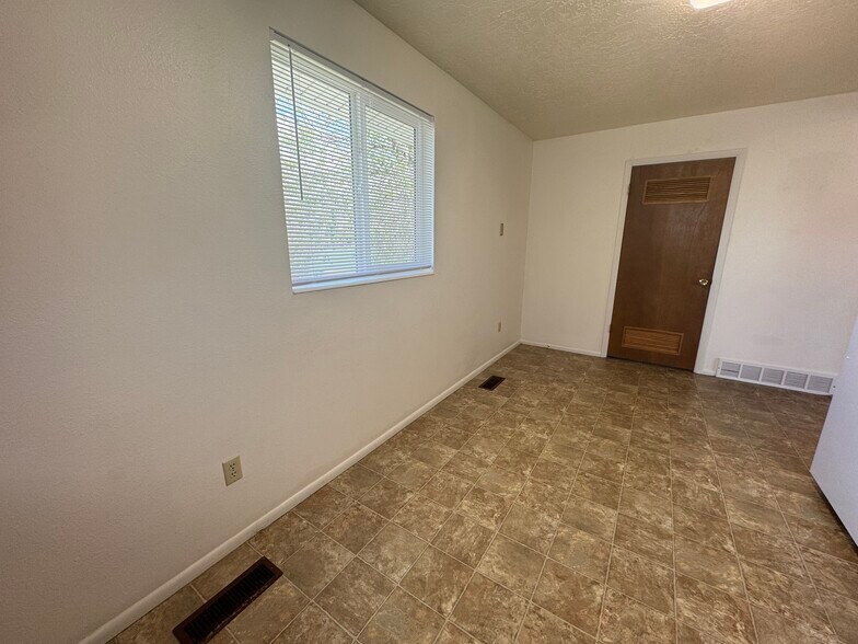 Building Photo - 264 E 100 N