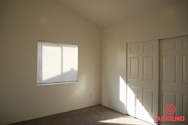 Building Photo - Spacious 3BD/2BA Home on a Large Lot in Bakersfield — Covered Patio, Garage & Pets Welcome!