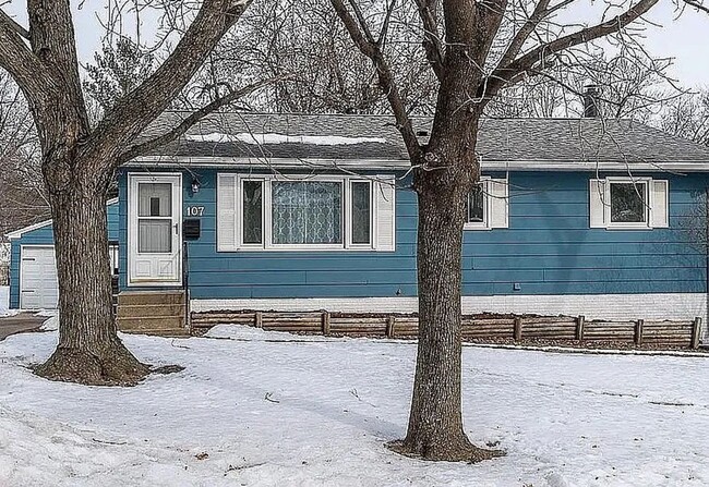 Primary Photo - 4 Bed 2 Bath Home Available NOW in Hiawatha!