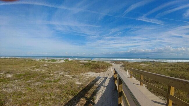 Building Photo - 10 Sunflower St