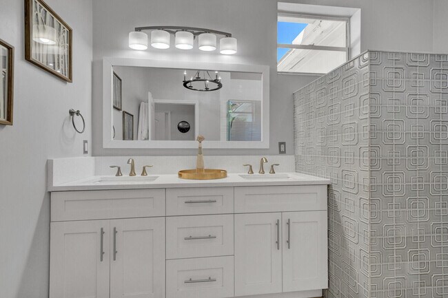 Building Photo - 875 SE 13th Ave