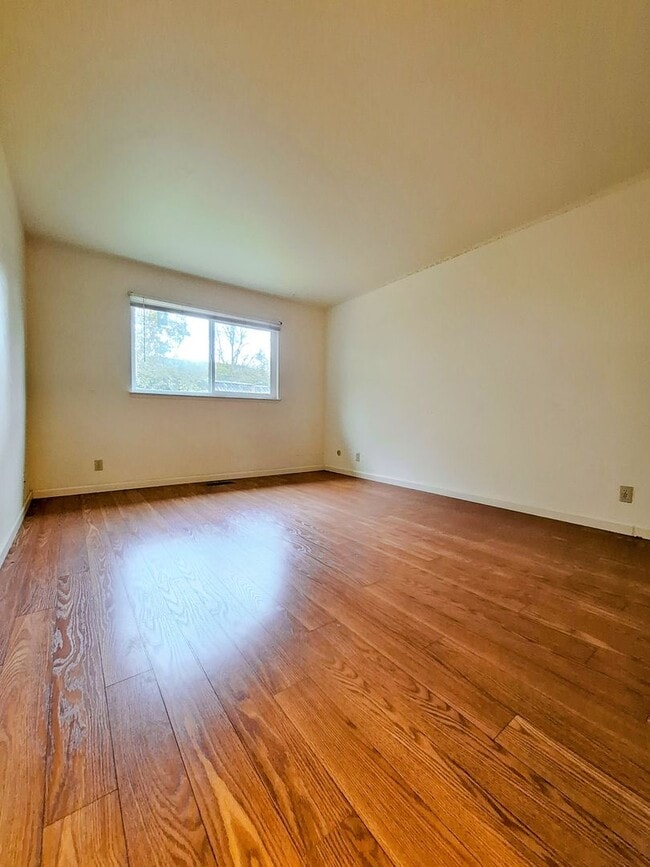 Building Photo - Charming 2bd Duplex With Private Yard & Garage