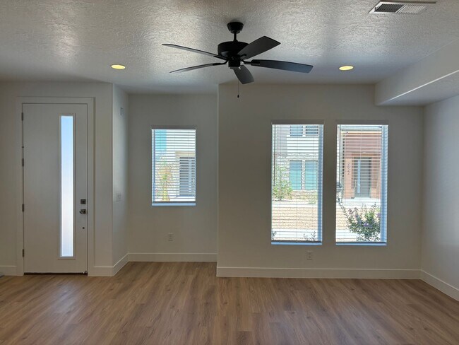Building Photo - WOODLAND ESTATES:  Townhome - Excellent Location!