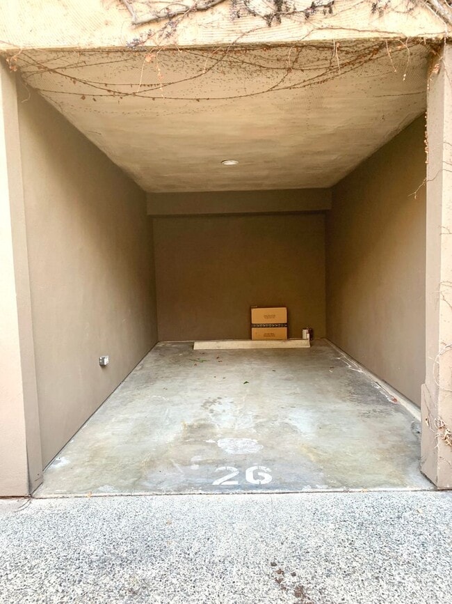 Building Photo - **Move-in Special: $1,000 Off First Month's Rent! 2BD/2BA Condo**