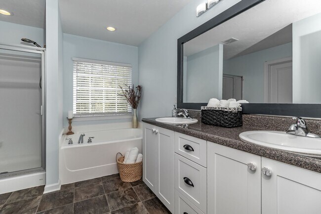 Building Photo - Large 3 bedroom (plus bonus), 2 1/2 bath home in Canterbury Farms!