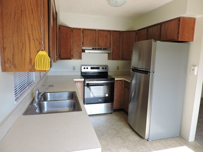 Building Photo - 670 SW Cardinal Dr