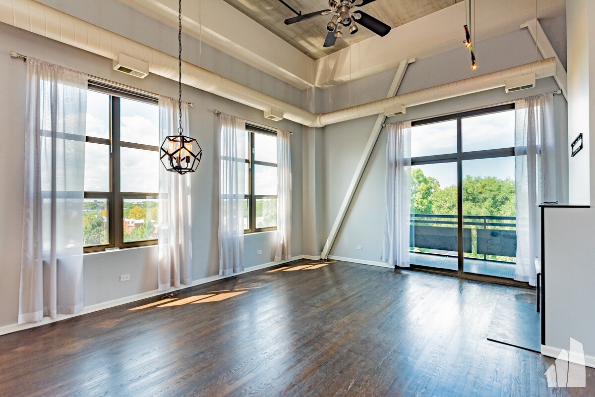 Building Photo - 1735 W Diversey Pkwy