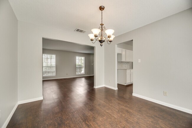 Building Photo - 4/2/2 in well established neighborhood