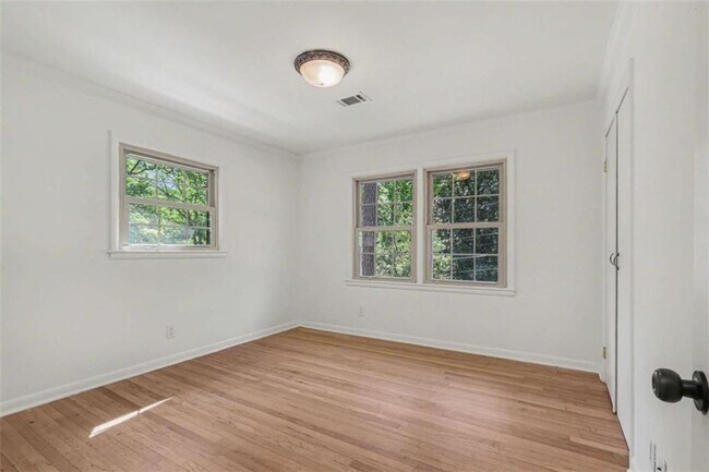 Building Photo - 3582 Cloudland Dr