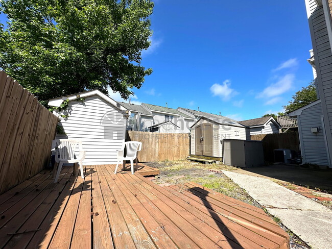 Building Photo - 400 Greenview Dr