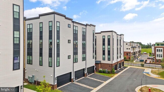 Building Photo - 43443 Croson Ln