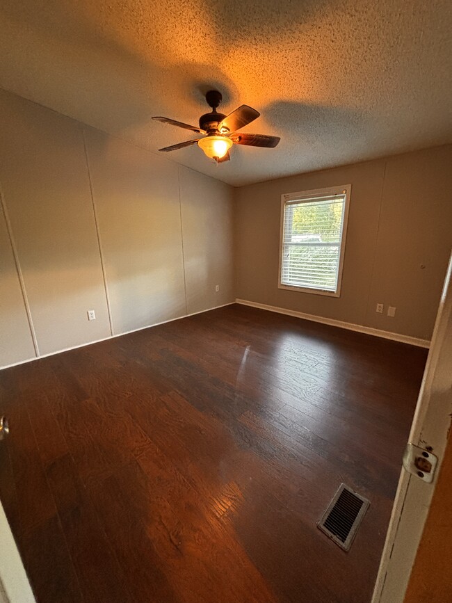 Building Photo - 136 Brown Farms Dr