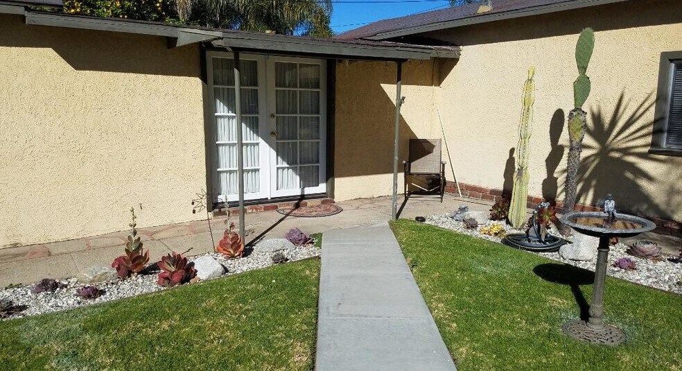 Entry - 3851 Oakdale St