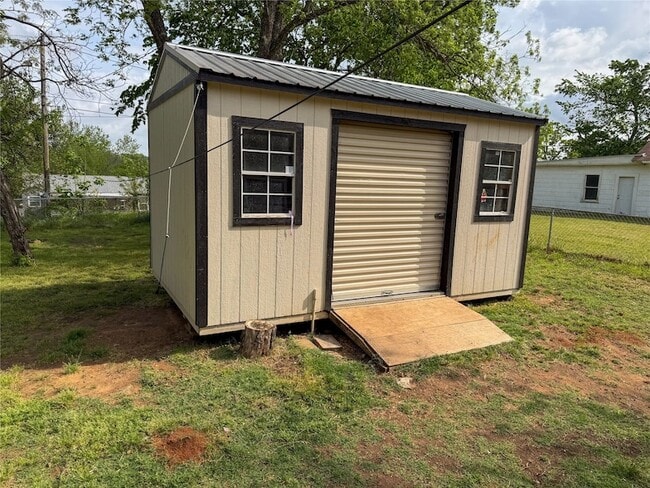 Building Photo - 627 E Woodard St