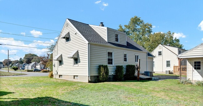 Building Photo - 11 Fern St