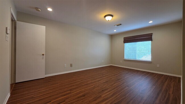 Building Photo - 11658 Lakeside Park Dr