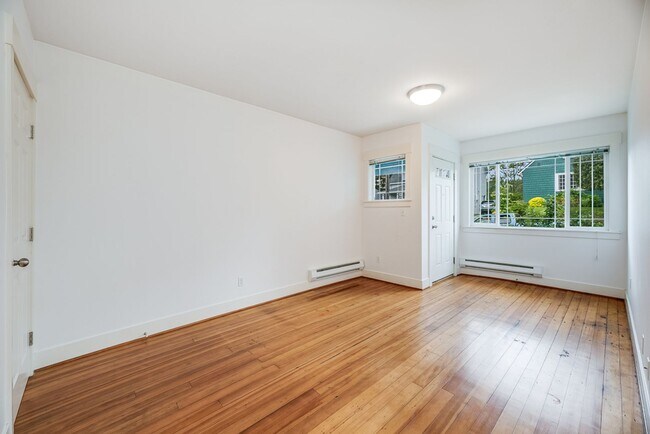 Building Photo - Amazing 3bed/1bath Fourplex with Private B...