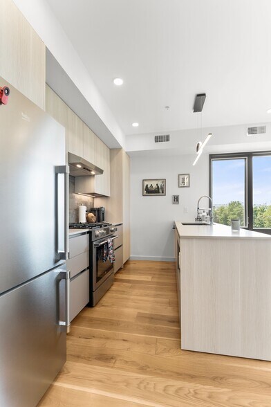 Building Photo - 191 Condor St