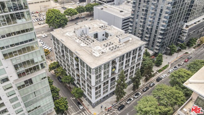 Building Photo - 330 W 11th St