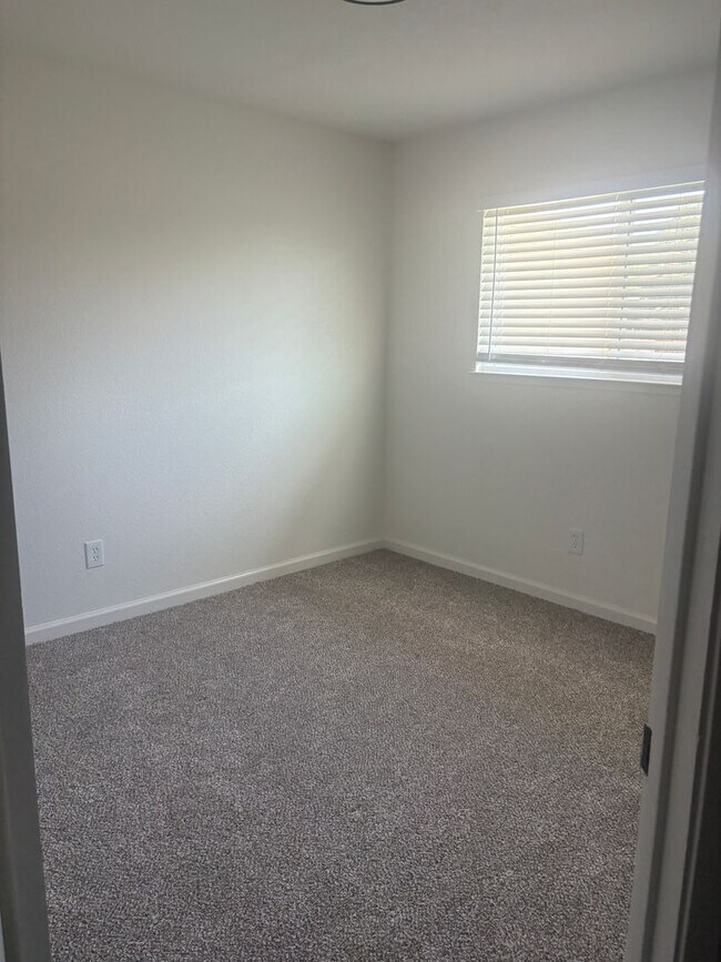 Building Photo - Updated 3 bed 2 bath home in Ceres
