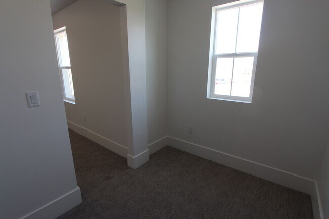 Building Photo - 762 W Sunfire Ln