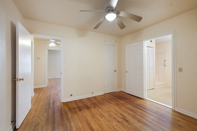 Building Photo - Rare Olmos Park Rental