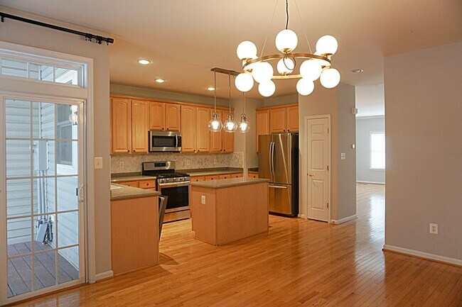 Building Photo - Exquisite Townhouse in Orchard Run Germantown