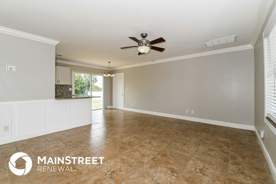 Building Photo - 2536 SW 11th Pl