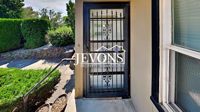 Building Photo - Charming 3-bedroom home with large fenced ...