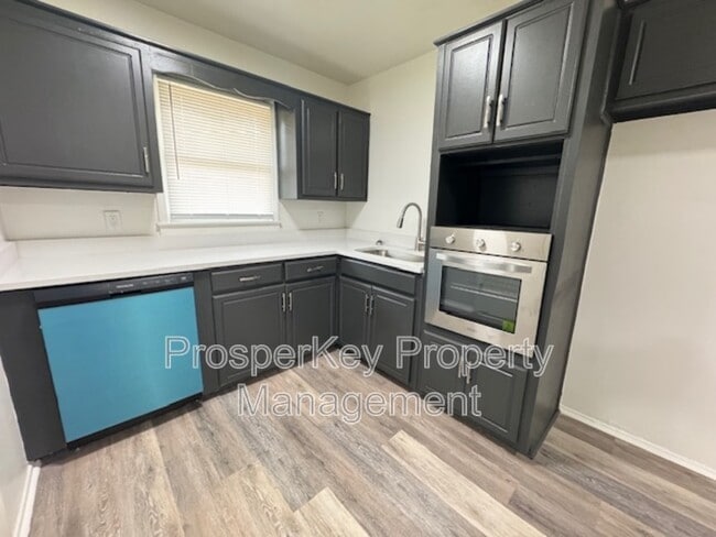 Building Photo - 323 Tennant Ave