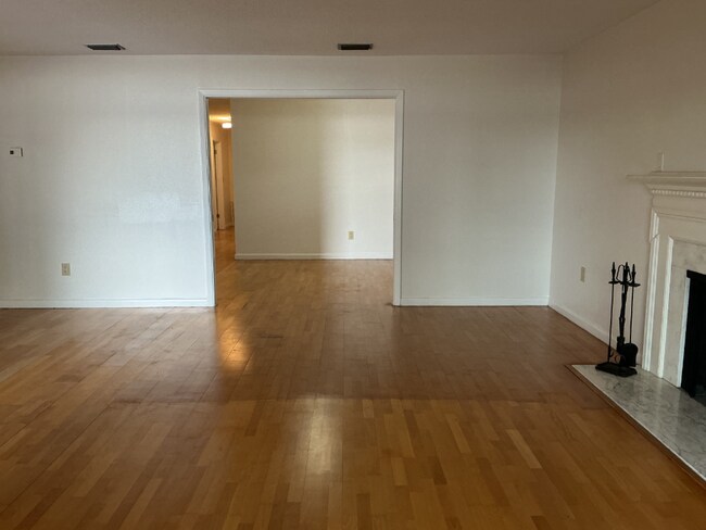 Building Photo - 158 Lake Hollingsworth Dr