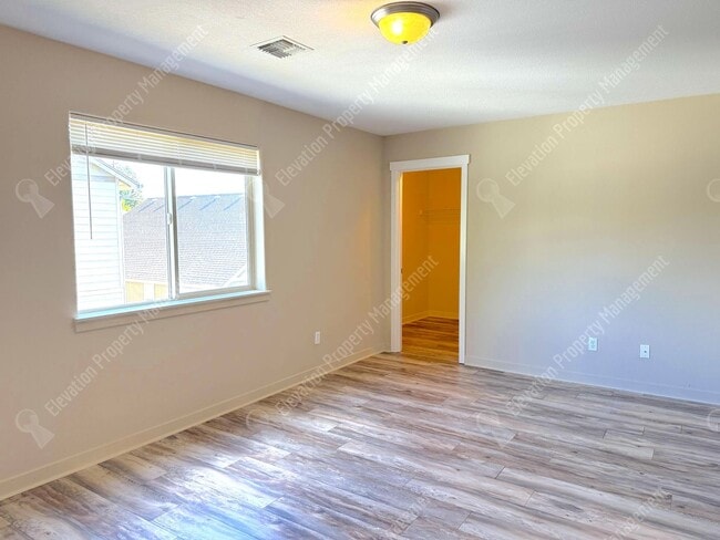 Building Photo - 3 BR home with fenced yard