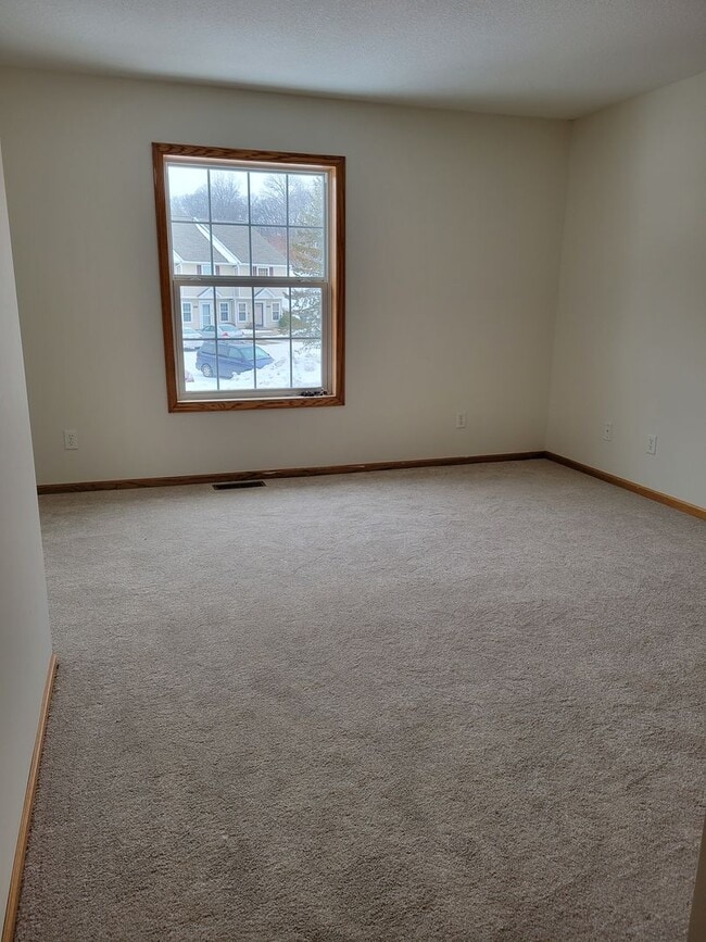 Building Photo - 2 Level Townhouse