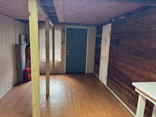 Building Photo - 2-bed/1-bath Downstairs unit!