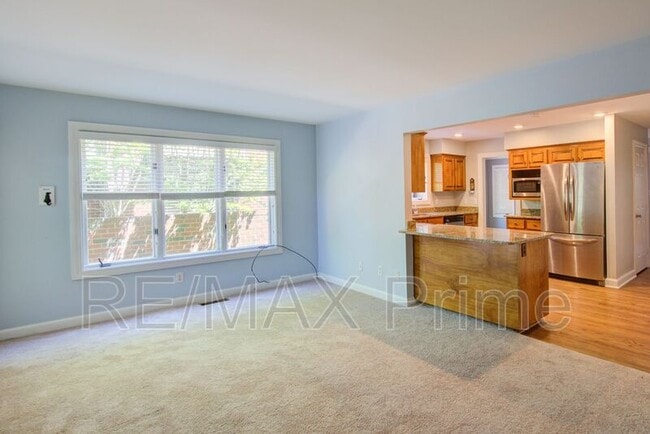 Building Photo - 1229 Llewellyn Ave