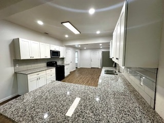 Building Photo - 300 N Oak Dr