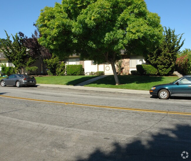 Building Photo - 944 Azure St