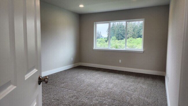 Building Photo - 3 Bedroom, 2.5 Bathroom + DEN in Yelm Cree...