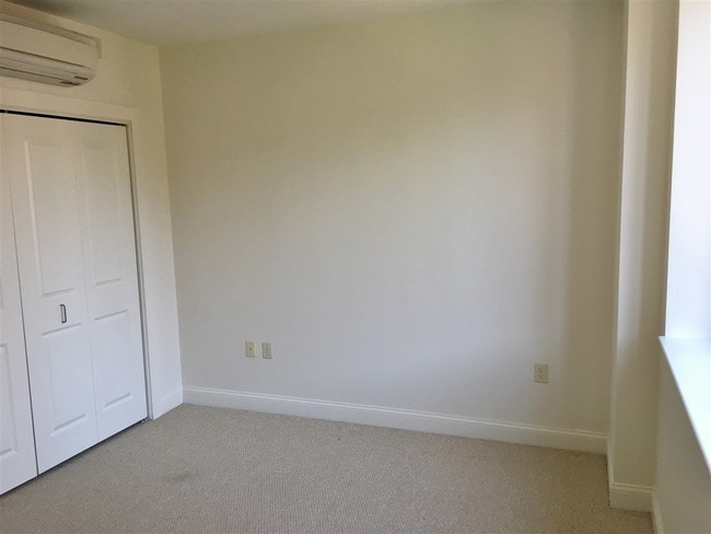 Building Photo - 875 Elm St