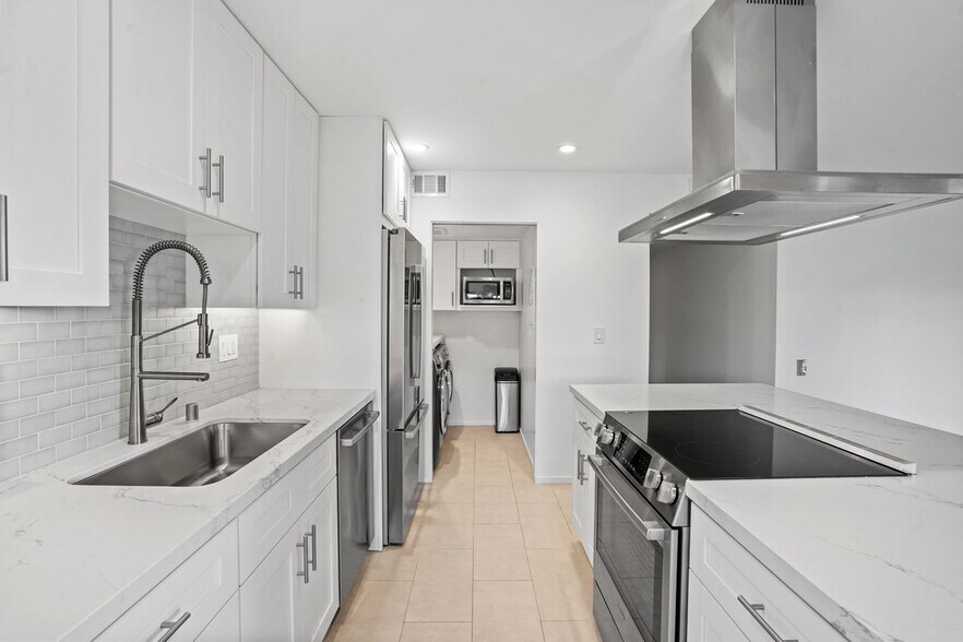 Building Photo - 3338 La Mesa Dr